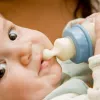 Науковці винайшли «розумну суміш для годування немовлят