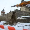 ​У Кам’янці-Подільському триває демонтаж прилеглого муру фортеці до місця обвалу