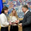 ​Петро Порошенко надав українське громадянство видатним волонтерам