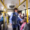 ​Інформаційне агентство : В одному з тролейбусів Києва, контролер змушував школяра сплатити «штраф» на власну банківську карту