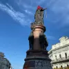На пам'ятник Катерині II в центрі Одеси надягнули червоний ковпак ката, а на руку повісили зашморг