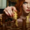 ​«Хід королеви» - красивий і сумний міні-серіал про геніальну шахістку