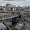 Російське вторгнення в Україну : У місті Ірпінь  шукають добровольців, які допоможуть розбирати завали