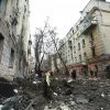 Олег Синєгубов показав наслідки влучань двох ворожих ракет у багатоквартирний будинок та університет у Київському районі Харкова
