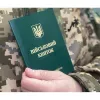 Українців за кордоном зобов’язали ставати на військовий облік у дипустановах