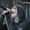 Вокаліст Motionless In White дражнить фанатів тим, що ж у нього під шапкою  Вокаліст Motionless In White дражнить фанатів тим, що ж у нього під шапкою