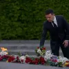 ​День Победы в Украине. Зе возложил цветы к Вечному огню, для его партии это "день скорби".