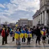 ​Російське вторгнення в Україну : Тисячі людей вийшли в центр Варшави на акцію протесту