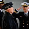 Того, хто отримав Медаль, за відвагу вітали морські піхотинці біля Меморіалу