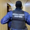 ​Судові охоронці Рівненщини забезпечили безпеку розгляду резонансної справи: не дозволили пронести до суду пістолети, ніж, дерев’яні палиці   