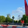 ​У тимчасово окупованому Луганську пролунали вибухи, на фото та відео із соцмереж видно стовпи диму