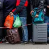 ​Російське вторгнення в Україну : У чиновників, які виїхали за кордон, є час до 25 квітня, щоб повернутися в Україну