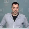 ​Російське вторгнення в Україну :  Олексій Арестович стверджує, що Росія дістала військову техніку 1960-х років 