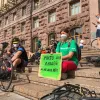 «Лежачий» протест велосипедистів під Київською мерією