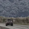 ​Російське вторгнення в Україну : Непроглядна завіса з диму: як пожежники гасили пожежу на НПЗ в Лисичанську