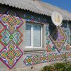 Мешканець Волині виклав пластиковими кришечками вишиванку на будинку Мешканець Волині виклав пластиковими кришечками вишиванку на будинку