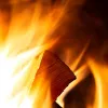 ​Пожежа у Дніпрі: згоріла будівля, у якій знаходилось троє чоловіків