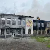 ​Російські загарбники обстріляли школу в Авдіївці фосфорними боєприпасами. Від будівлі залишились лише стіни.