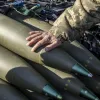 ЄС прискорює поставки зброї в Україну для підтримки контрнаступу, - єврокомісар
