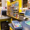 Українці зможуть отримувати готівку з карт у касах магазинів 