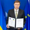 ЄС та Україна підписали меморандум про 1 мільярд євро екстреної макрофінансової допомоги