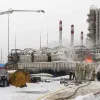 Нафтопереробні заводи Російської Федерації, які постраждали від атак дронів, зменшили обсяги переробки нафти, а деякі з них досі не відновили свою роботу, повідомляє агентство Bloomberg