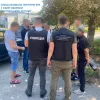 3000 доларів неправомірної вигоди: на Черкащині повідомлено про підозру працівнику РТЦК та СП і 2 спільникам