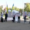 Мітингувальники  під стінами міськради грали в мовчанку Мітингувальники  під стінами міськради грали в мовчанку
