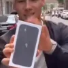 ​В Киеве тиктокер подарил ребенку на камеру Iphone 11, а потом вырвал его из рук. ВИДЕО