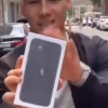 В Киеве тиктокер подарил ребенку на камеру Iphone 11, а потом вырвал его из рук. ВИДЕО В Киеве тиктокер подарил ребенку на камеру Iphone 11, а потом вырвал его из рук. ВИДЕО