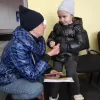 Російське вторгнення в Україну : Дівчинка, яку на початку війни волонтери привезли із столиці у Рівне, зустрілася з мамою