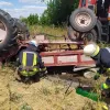 У Петриківському районі двоє підлітків перекинулися на тракторі, один з них загинув
