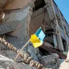Ворог нищить українську символіку та обстрілює міста. Як минула ніч у найгарячіших точках України