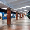 Київ. Рух поїздів червоною лінією відбувається від станції «Академмістечко» до станції «Дарниця»