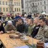 ​На Софійській площі у Києві провели перформанс, на підтримку полонених бійців полку "Азов"