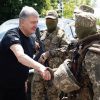 Порошенко побував на південному та східному фронті - передав бійцям пікапи та військове спорядження  Порошенко побував на південному та східному фронті - передав бійцям пікапи та військове спорядження