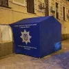 ​Памятник полицейскому, который открыли в день рождения главы полиции Киевщины и якобы похожий на него закрыли палаткой — соцсети