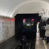 ​В метро Києва дівчина стрибнула на рейки і пішла назустріч поїзду