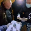 Працівника ДУ «Бахмутська установа виконання покарань №6» викрито на збуті наркотичних засобів