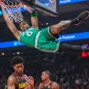 Звезда "Бостона" оформил сумасшедший данк на подборе: момент дня в НБА