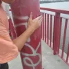 Розмальовані вандалами опори Нового мосту відновлять фарбою за 18 євро