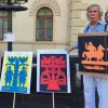 Українські витинанки у Німеччині демонструє Володимир Рак з Києва