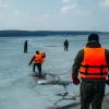 Чоловік впав під лід! На Дніпровщині служба порятунку встигла витягти людину з води