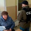 Викрито жінку, яка розповсюджувала російські фейки про «брудну бомбу» і «біологічні лабораторії» в Україні Викрито жінку, яка розповсюджувала російські фейки про «брудну бомбу» і «біологічні лабораторії» в Україні