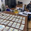 За хабар у 4000 доларів США підприємець намагався повернути вилучений алкогольний фальсифікат За хабар у 4000 доларів США підприємець намагався повернути вилучений алкогольний фальсифікат