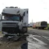 ​Лобове зіткнення вантажівок на Дніпропетровщині: одного з водіїв затиснуло в авто
