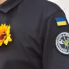 ​Віддаючи данину пам’яті загиблим захисникам України, співробітники Служби судової охорони заступили на службу, розмістивши на однострої соняхи