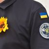 Віддаючи данину пам’яті загиблим захисникам України, співробітники Служби судової охорони заступили на службу, розмістивши на однострої соняхи Віддаючи данину пам’яті загиблим захисникам України, співробітники Служби судової охорони заступили на службу, розмістивши на однострої соняхи