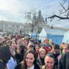 Російське вторгнення в Україну : Анджеліна Джолі у Львові зустріла переселенців з Покровська