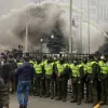 ​Конституційний Суд оточили протестанти з димовими шашками